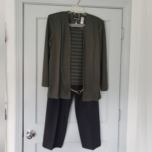 Sag Harbor Dress size 14 2 piece pant suit size with gold belt